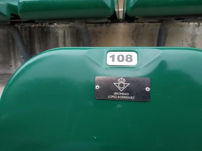 Así es una de las placas en los asientos de Gol Sur.