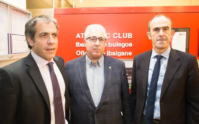 Alberto Uribe-Echevarria escoltado por Mario Fernández y Javier Aldazabal, en Ibaigane.