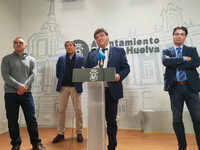 El alcalde de Huelva, Gabriel Cruz, durante una rueda de prensa sobre el Recreativo. (ED)