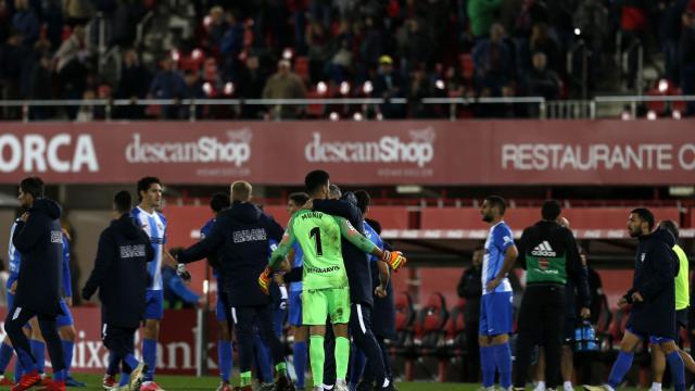 Los jugadores del Málaga celebran la victoria en el césped (Foto: LaLiga).