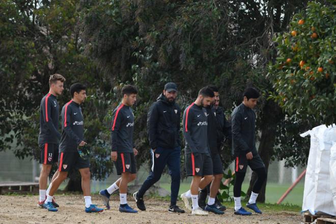 Los jugadores del Sevilla, llegando al entrenamiento de este viernes (Foto: Kiko Hurtado).