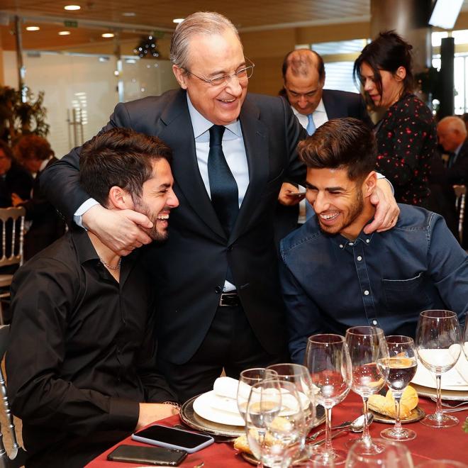 Florentino Pérez abraza a Isco y Marco Asensio en la comida de Navidad del Real Madrid.