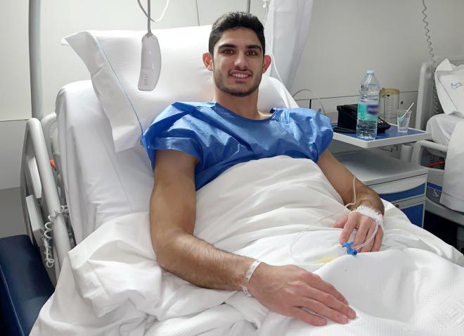Guedes sonríe desde la cama del hospital. (Foto: Valencia CF)