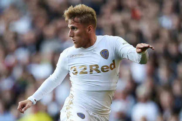 Samu Saiz en un partido con el Leeds United