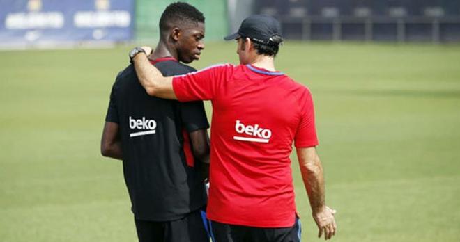 Valverde dialoga con Dembelé durante un entrenamiento.