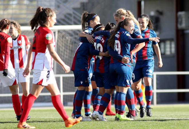 Las jugadoras del Levante Femenino celebran el tanto de la victoria. (Foto: Levante UD)