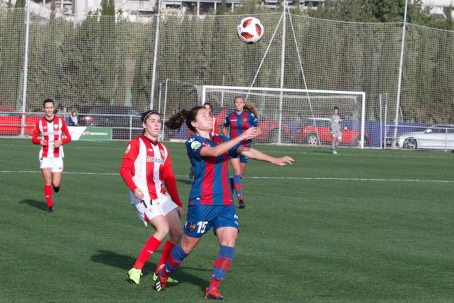 Lucía García Córdoba en un lance del partido frente al Levante (Foto: Athletic Club).