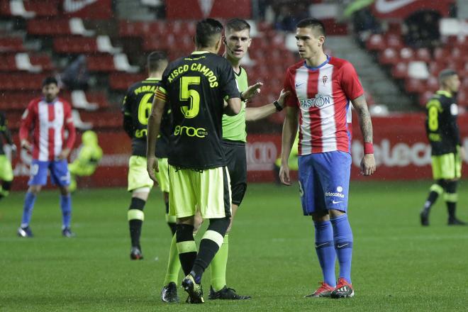 Djurdjevic y Xisco Campos conversan con el árbitro en El Molinón (Foto: Luis Manso).