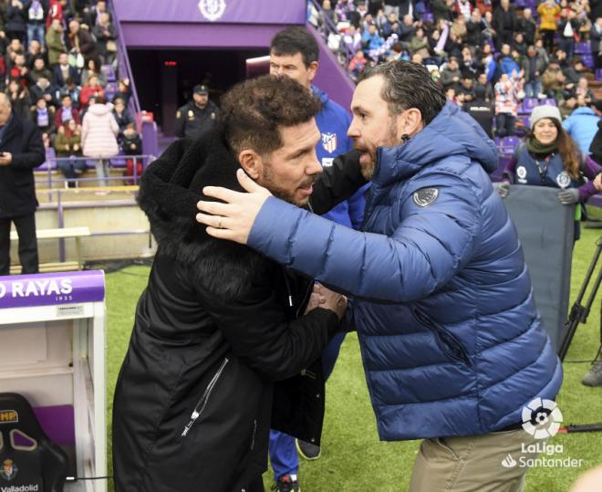Simeone y Sergio se saludan antes del comienzo del partido (Foto: LaLiga).