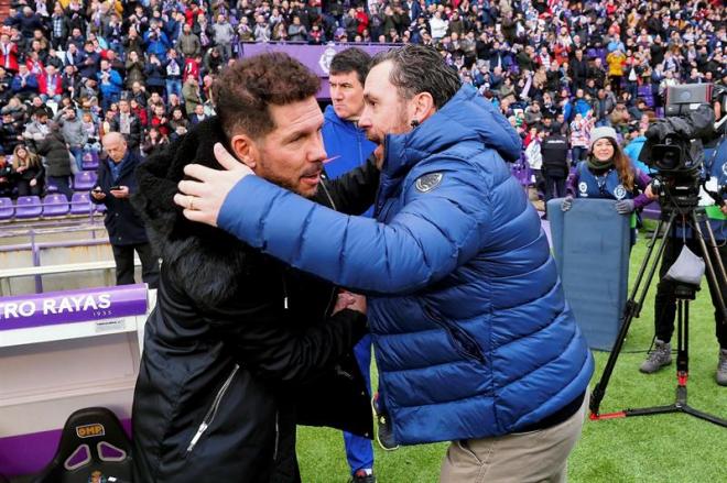 Simeone y Sergio se saludan antes del partido (Foto: EFE).