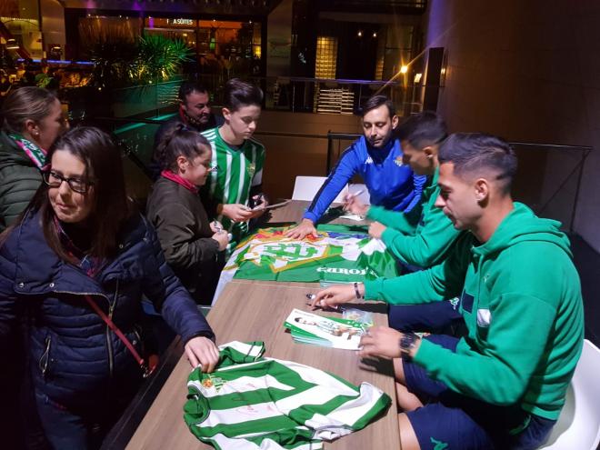 Sergio León y Tello firman camisetas a los aficionados béticos en Barcelona. 