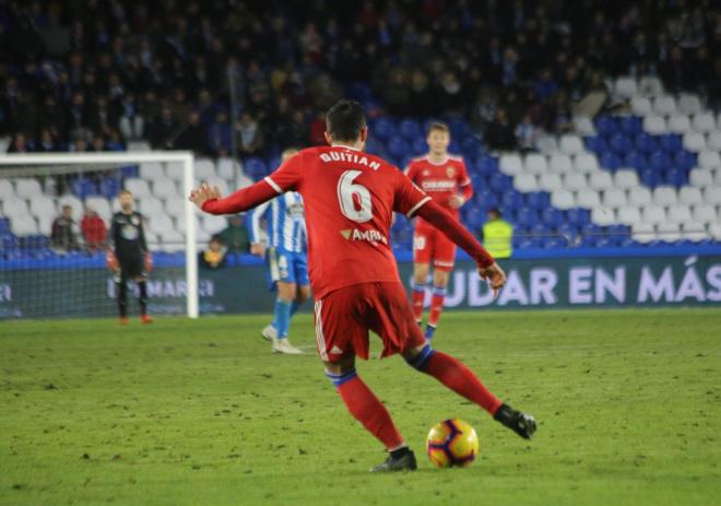 Alberto Guitián golpea el balón en el Dépor-Real Zaragoza (Foto: Iris Miquel).