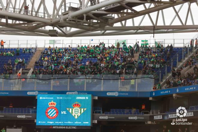 Afición del Betis en el RCDE Stadium (Foto: LaLiga Santander).
