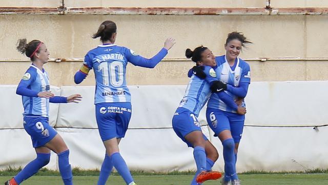 Leti es felicitada por sus compañeras tras su gol (Foto: LaLiga).