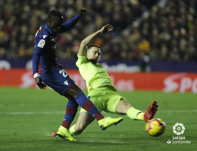 Boateng, en la primera ocasión del partido ante el Barça (Foto: LaLiga).