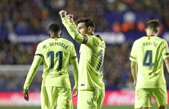Messi celebra su hat-trick en Orriols. (Foto: David González)