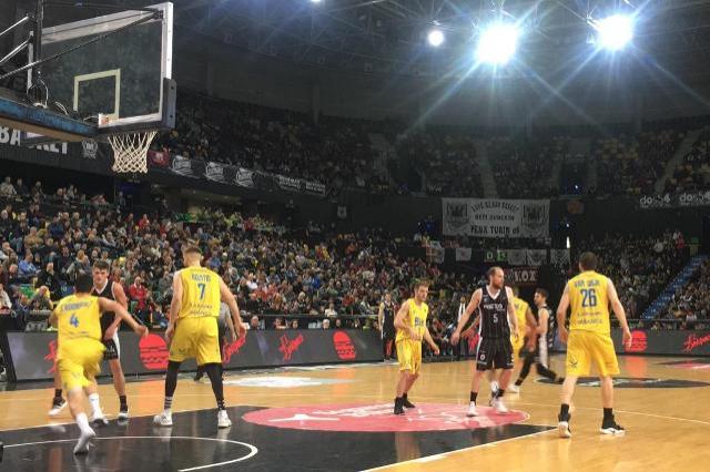 El Bilbao Basket ataca la zona del Ourense.