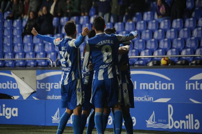 Los jugadores del Deportivo celebran el gol de Quique González (Foto: Iris Miquel).