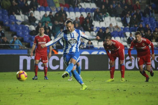 Quique González lanza un penalti contra el Zaragoza en Riazor (Foto: Iris Miquel).