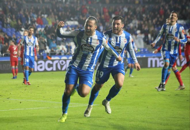 Quique González celebra su gol ante el Real Zaragoza en Riazor (Foto: Iris Miquel).