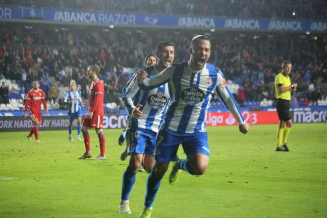 Quique González celebra con rabia el 3-1 anotado por el Deportivo (Foto: Iris Miquel).
