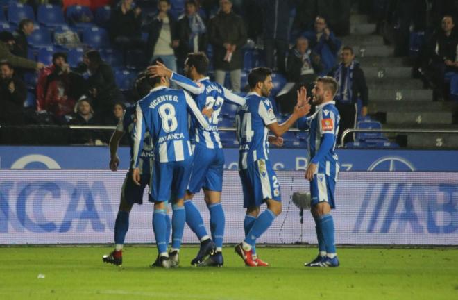 Los jugadores del Dépor celebran uno de los goles ante el Real Zaragoza (Foto: Iris Miquel).
