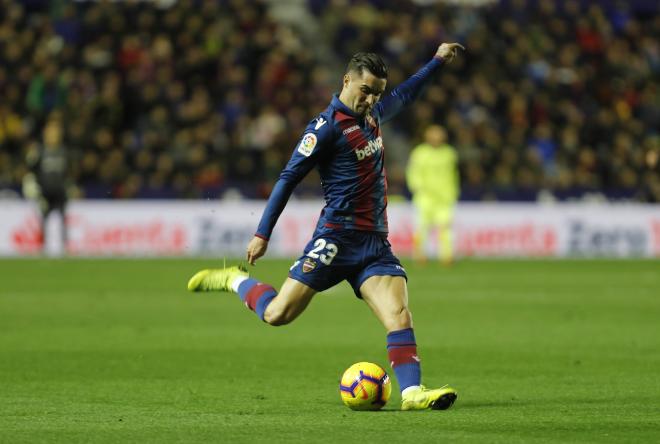Jason golpea el balón frente al FC Barcelona.jpg