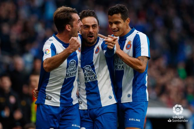 Víctor Sánchez y Rosales celebran con Sergio García el gol de este último (Foto: LaLiga).