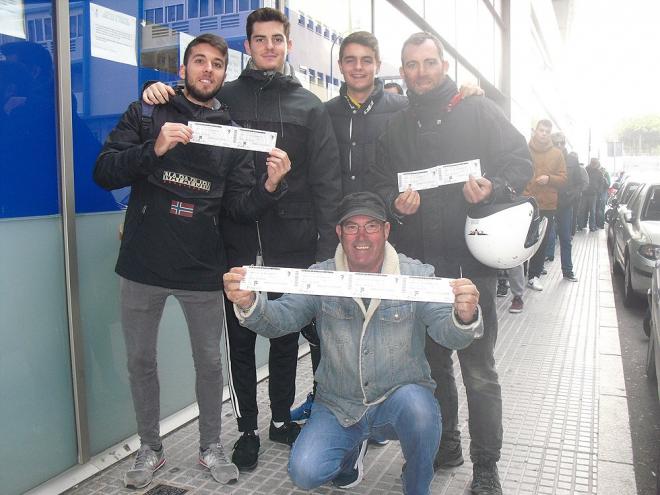 Aficionados del Cádiz, en las taquillas de Carranza (Foto: CCF).