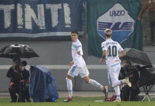 Los exjugadores del Sevilla Correa y Luis Alberto celebran un gol con la Lazio.