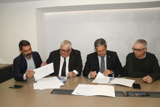 Las fotos de la firma del acuerdo entre el RC Deportivo, la Fundación RC Deportivo y el HC Liceo (Foto: RCD).