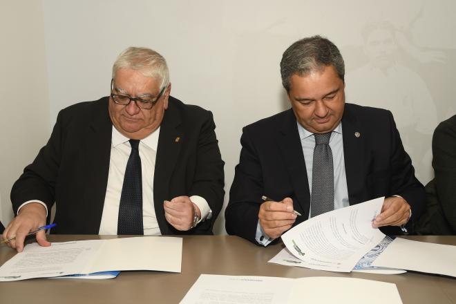 Las fotos de la firma del acuerdo entre el RC Deportivo, la Fundación RC Deportivo y el HC Liceo (Foto: RCD).