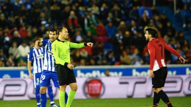 Mateu Lahoz y Beñat no tuvieron su mejor noche en el Alavés-Athletic (Foto: LaLiga).