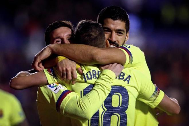 Messi, Suárez y Alba celebran uno de los cinco goles en el Ciutat de València.
