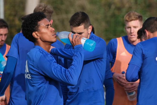 Yoel Bárcenas bebe una bebida energética en un entrenamiento del Real Oviedo (Foto: Luis Manso).