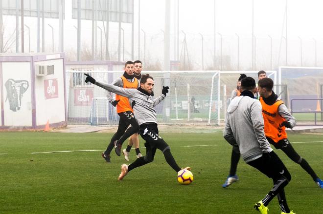 Míchel, con el balón, en un entrenamiento bajo la niebla en los Anexos (Foto: Real Valladolid).