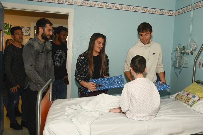 Jugadores y jugadoras del Dépor visitan el Materno Infantil en Navidad (Foto: RCD).