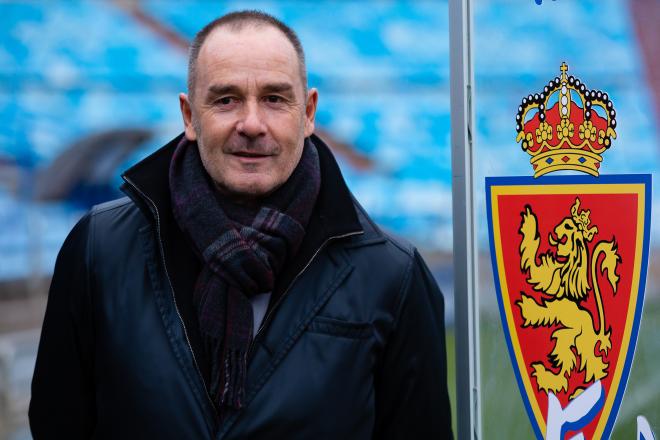 Víctor Fernández durante el acto de presentación como entrenador del Real Zaragoza en La Romareda (Foto: Daniel Marzo).