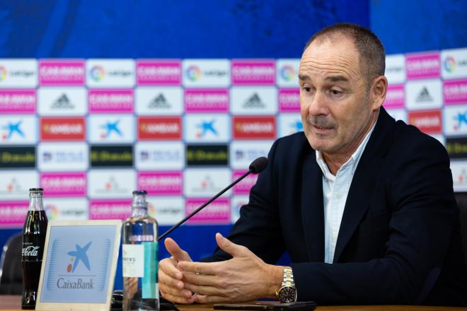 Víctor Fernández durante el acto de presentación como entrenador del Real Zaragoza en La Romareda (Foto: Daniel Marzo).