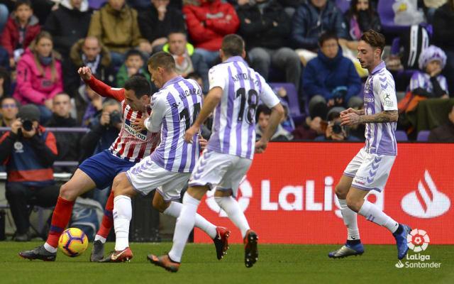 Alcaraz intenta cortar un balón ante el Atlético de Madrid.