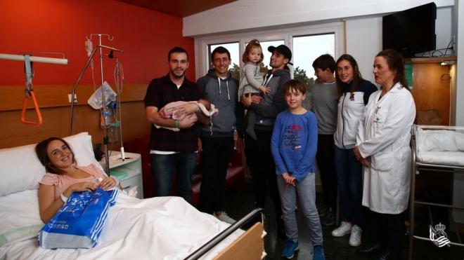 Visita al Hospital de jugadores y jugadoras de la Real (Foto: Real Sociedad)