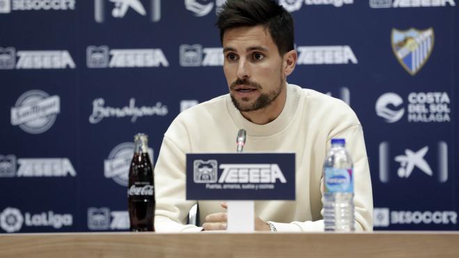 Adrián González, durante la rueda de prensa en La Rosaleda (Foto: Málaga CF).