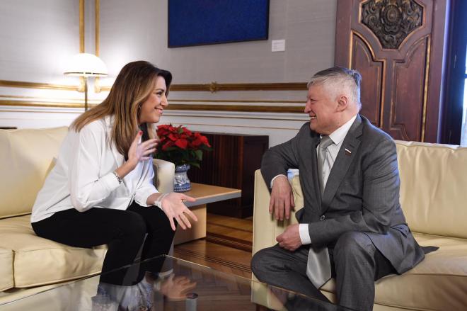 Susana Díaz conversa con Anatoli Karpov en la Junta de Andalucía (Foto: Kiko Hurtado).