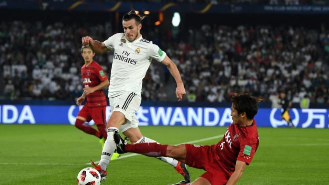 Bale trata de zafarse de un jugador del Kashima Antlers.