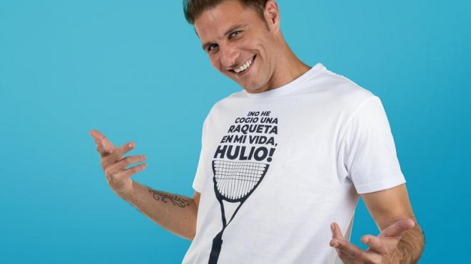 Joaquín Sánchez con una de las camisetas de su nueva marca.