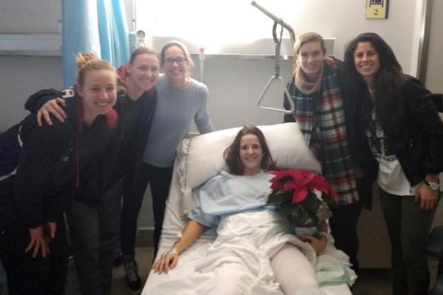 Juana Molina recibió la visita de sus compañeras en el hospital (Foto: Lointek Gernika).