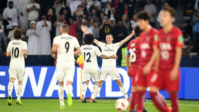 Los jugadores del Real Madrid celebran uno de los goles de Bale.