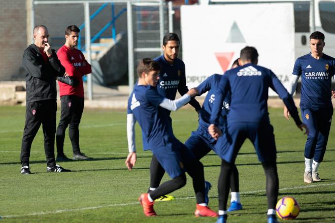 Víctor Fernández, pendiente de sus jugadores en su primer entrenamiento con el Real Zaragoza (Foto: Dani Marzo).