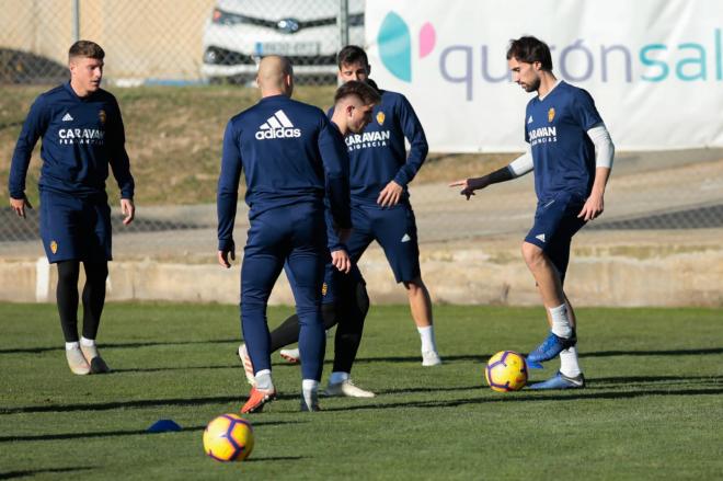 Eguaras y Guti, durante el entrenamiento del Real Zaragoza de este miércoles (Foto: Dani Marzo).