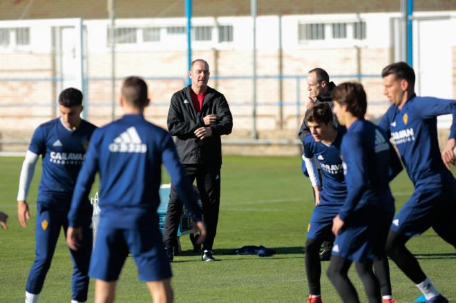 Víctor Fernández, pendiente de sus jugadores en su primer entrenamiento con el Real Zaragoza (Foto: Dani Marzo).